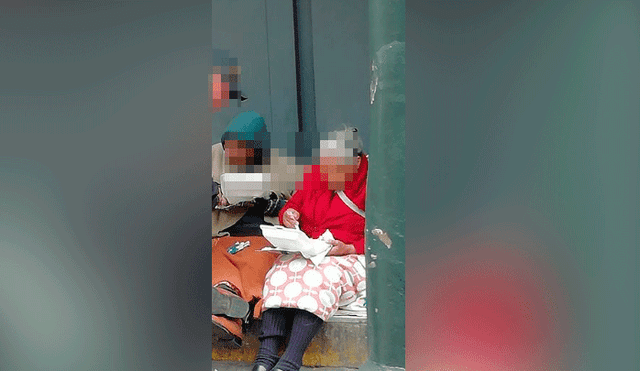 Policía conmueve por entregar comida a humilde anciana que vive en la calle