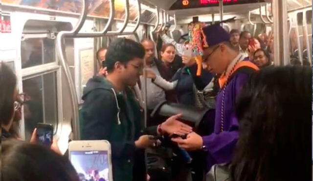 En Facebook, pasajeros simulación celebración a joven que perdió su graduación por haberse retrasado en un tren