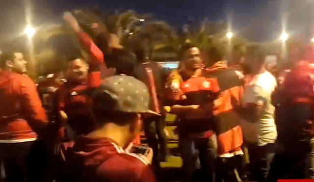 Hinchas de Flamengo arengaron a su salida del Monumental. Foto: Captura