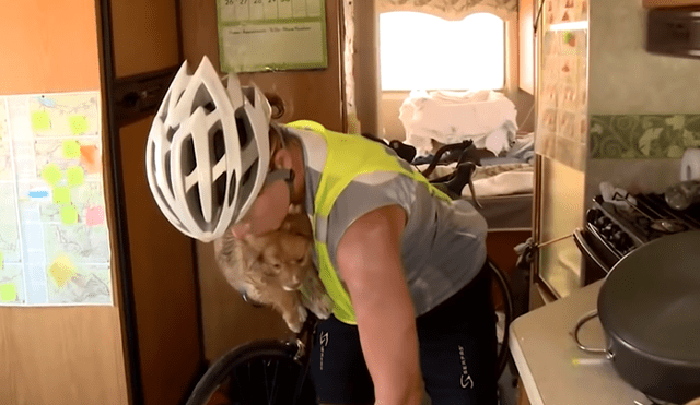 Una mujer vio a un perro abandonada mientras manejaba bicicleta y se detuvo a rescatarlo. Foto: YouTube