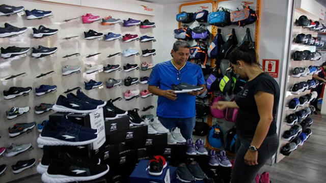 Dos personas buscando zapatos en una tienda la semana pasada en la fronteriza ciudad de San Cristóbal. Foto: EFE