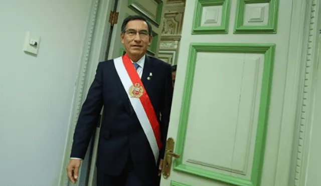 2019. "¡Al Perú lo llevamos en el pecho!": Martín Vizcarra rumbo al Congreso para anunciar el adelanto de elecciones generales.  Foto: Presidencia.