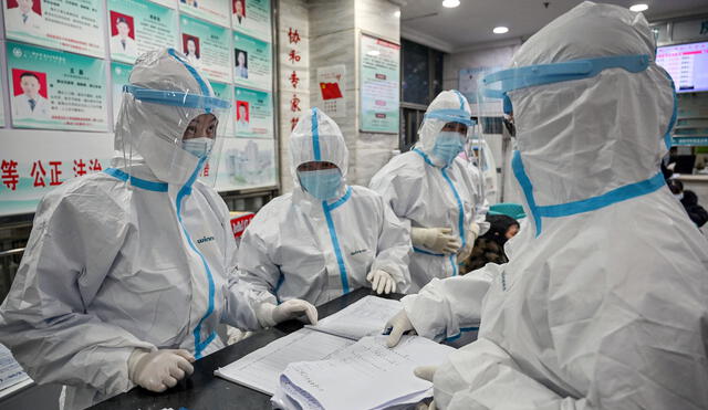 Personal médico en el Hospital de la Cruz Roja de Wuhan, China, en enero de 2020.