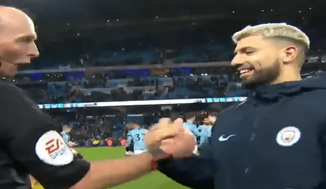 Árbitro del Manchester City vs Chelsea le juega una broma al 'Kun' Agüero [VIDEO]