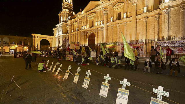 activismo antiminero. En Arequipa, los primeros en movilizarse y efectuar vigilias son los opositores a Tía María. Ellos exigen que se vayan todos.