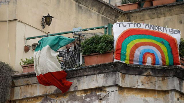 Aplauden desde los balcones de sus casas a médicos que combaten al coronavirus [VIDEO]