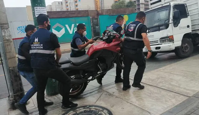 Fiscalizadores trasladan motocicleta de denunciante. Foto: Deysi Portuguez - URPI-GLR