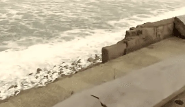 Fuerte impacto de olas derriba muro protector en playa La Herradura [VIDEO]