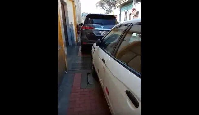 Cercado de Lima: vereda es convertida en playa de estacionamiento [VIDEO]