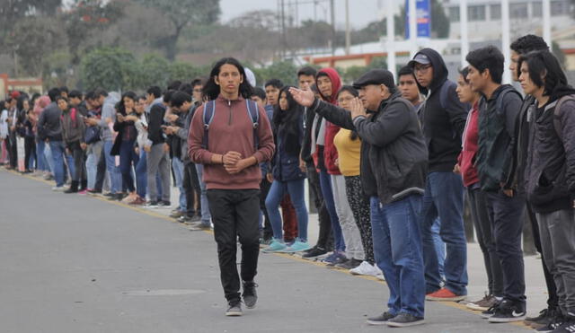 Con carteles y arengas los estudiantes impiden el pase en las puertas 6 y 7. Fotos: Antonio Melgarejo