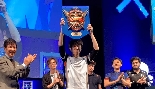 Momochi, jugador profesional de Street Fighter V, rechaza miles de dólares en premios como protesta.