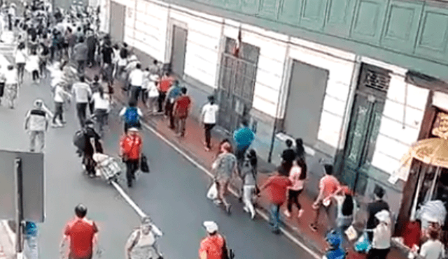 Fieles ingresan en desorden a la Plaza de Armas para ver a papa Francisco [VIDEO]