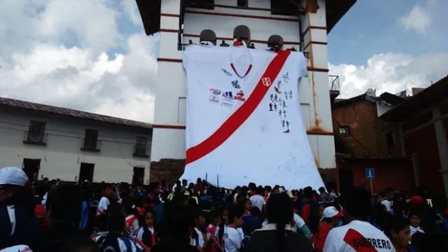 La camiseta más grande de la Selección Peruana llegó a Huamachuco [VIDEO]