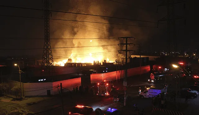 Chosica: Voraz incendio consume fábrica de papel y moviliza 27 unidades de los bomberos [VIDEO]