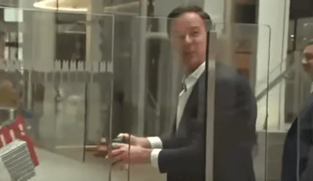 Youtube: Primer ministro de Holanda se hace viral tras limpiar el piso que ensució con café