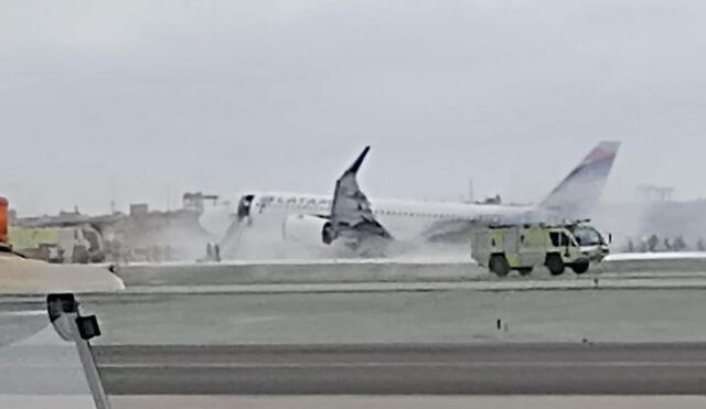 Un avión de Latam colisionó en la pista de aterrizaje del aeropuerto Jorge Chávez y provocó el lamentable fallecimiento de 2 bomberos. Foto: Captura