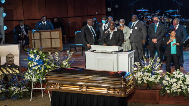 George Floyd's brother Philonise Floyd (C) speaks during a memorial service in honor of his brother on June 4, 2020, at North Central University's Frank J. Lindquist Sanctuary in Minneapolis, Minnesota. - On May 25, 2020, Floyd, a 46-year-old black man suspected of passing a counterfeit $20 bill, died in Minneapolis after Derek Chauvin, a white police officer, pressed his knee to Floyd's neck for almost nine minutes. (Photo by kerem yucel / AFP)