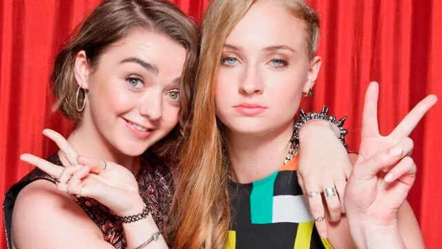 Sophie Turner revela que se besaba con Maisie William en set de Game Of Thrones [VIDEO]