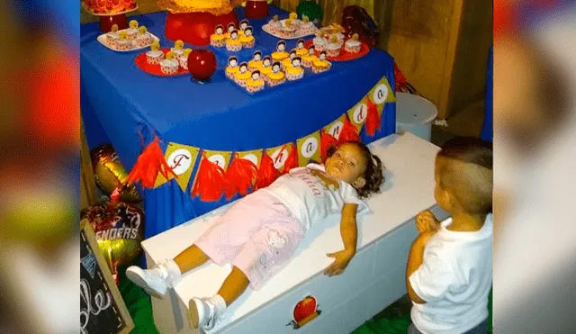 Twitter: niña finge su muerte cuando le realizaron su cumpleaños temático de Blanca Nieves [FOTOS]