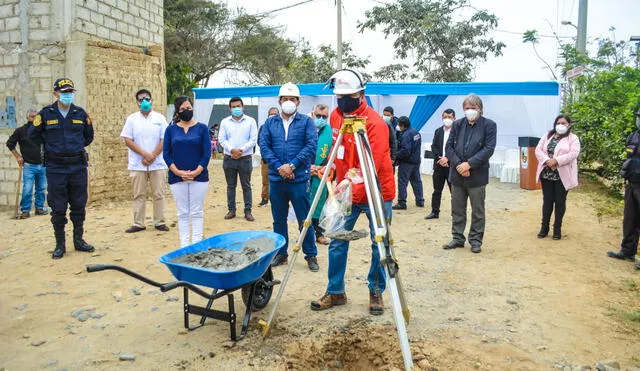 Autoridades colocaron primera piedra de obra que va beneficiar a 64 mil habitantes. Foto Prensa Huanchaco.