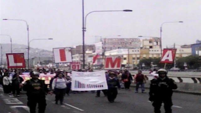 Maestros en huelga bloquean avenida Miguel Grau  [VIDEO]