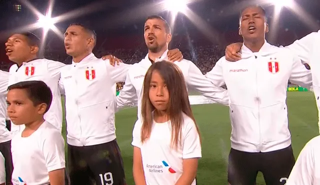 Gabriel Costa entonó con mucho entusiasmo el Himno Nacional del Perú en el amistoso contra Brasil. | Foto: Movistar Deportes
