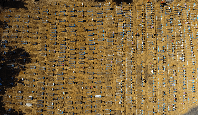 Cementerio Nossa Senhora Aparecida en el barrio de Taruma, en Manaos, Brasil, el 2 de junio de 2020 durante la nueva pandemia de COVID-19. | Foto: Michael Dantas / AFP