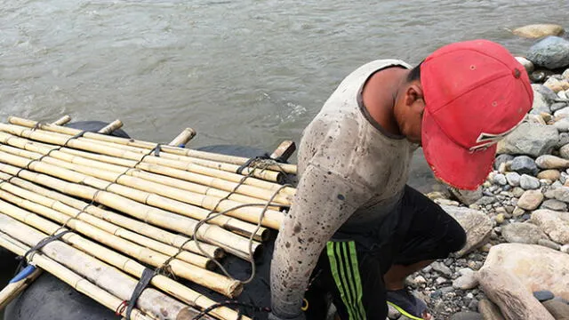 Escolares pasan río con precarias embarcaciones por falta de puente [VIDEO]