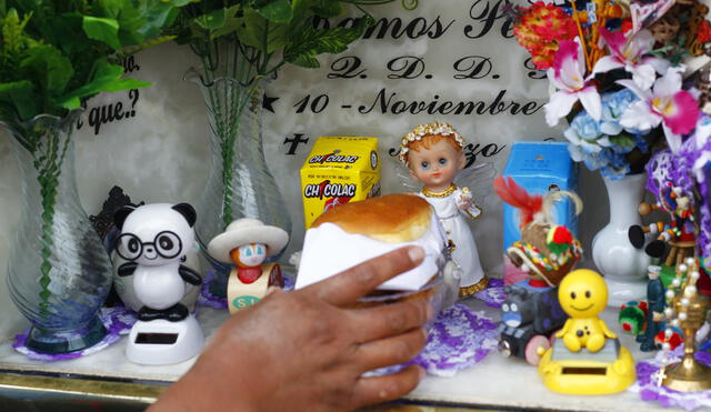 Visitantes dejan objetos y alimentos para recordar a sus familiares fallecidos. Foto: Juan Carlos Cisneros/ La República
