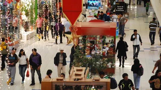 Trabajadores de reconocidas tiendas denuncian abusos por jornadas navideñas
