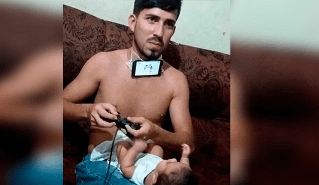 Un joven padre creó una ingeniosa manera de hacer que su hijo se mantenga distraído para divertirse con su videojuego favorito.