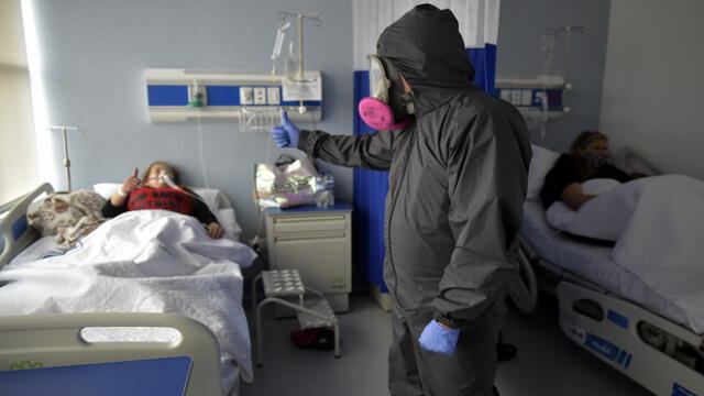 Colombian doctor Wilson Arevalo and a COVID-19 patient give the thumbs up at the intensive care unit (UCI) of the San Luis medical center in Soacha, Cundinamarca department, Colombia, near Bogota, on July 24, 2020. (Photo by Raul ARBOLEDA / AFP)