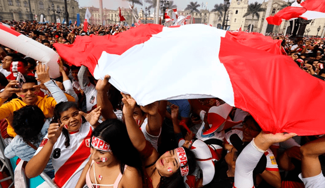 Hinchas peruanos celebran a la Bicolor en distintos puntos de Lima