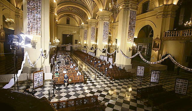 Con fe. Así lució la Catedral durante la misa de Navidad. Se oró por la salud de los peruanos. Foto: difusión