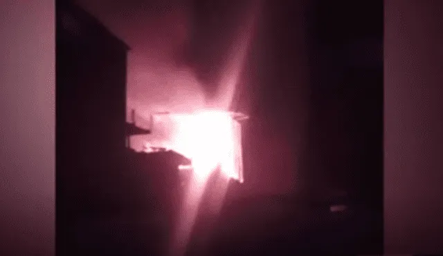 Surco: Voraz incendio consumió vivienda prefabricada  [VIDEO]