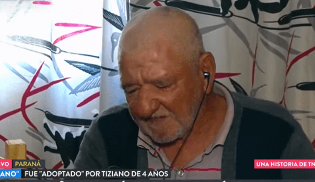 Desliza hacia la izquierda para conocer al niño que adoptó a un anciano indigente, escena viral de YouTube.