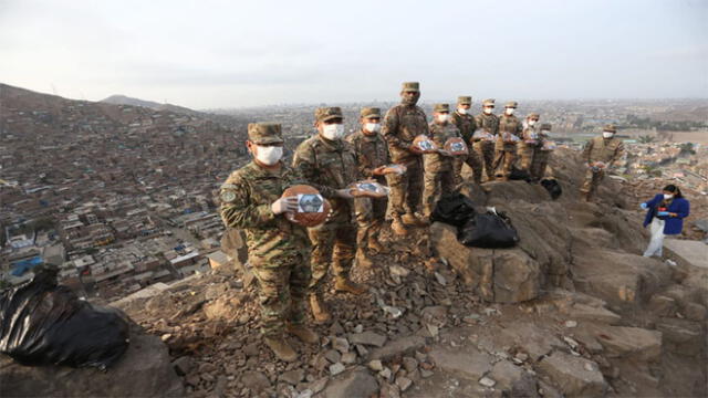 Soldados entregan pan a ciudadanos de bajos recursos en Rímac [FOTOS]