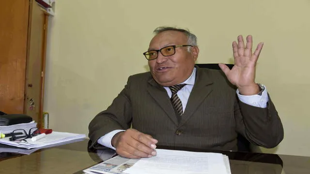 Juez que decidirá libertad de alcalde de Puno admite que son compadres