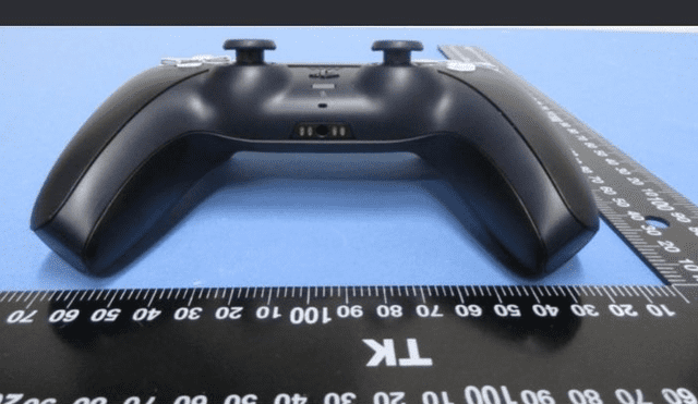 Desliza para ver cómo luciría el mando Dualsense de la PS5 en color negro. Foto: Twitter / AlexKyaw