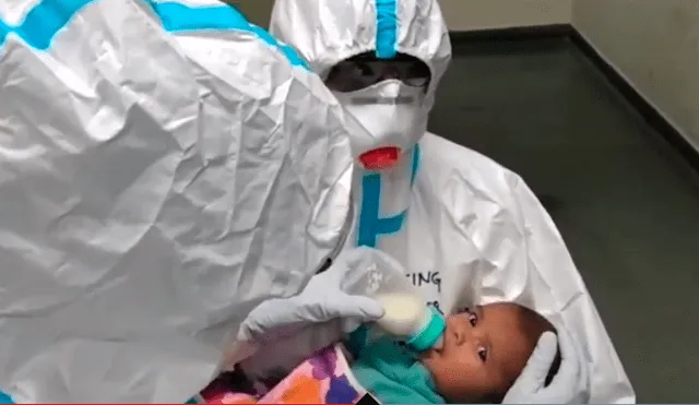 Las enfermeras se turnan para cuidar al bebé de tres meses, luego que su familia se infectara de coronavirus. (Foto: Captura)