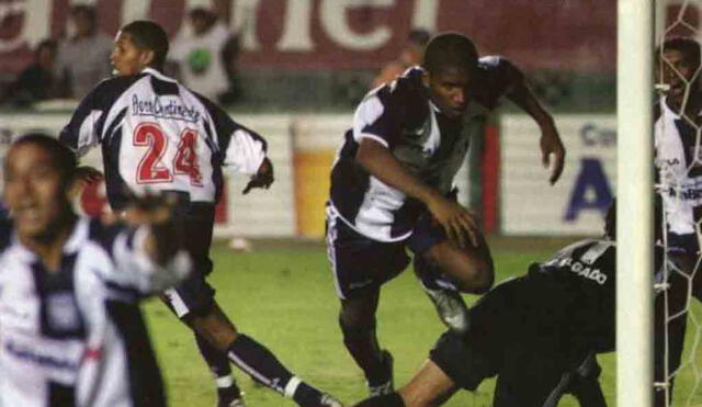 Alianza Lima, con Jefferson Farfán en el equipo, se proclamó campeón de la temporada 2003 en una final jugada al año siguiente.