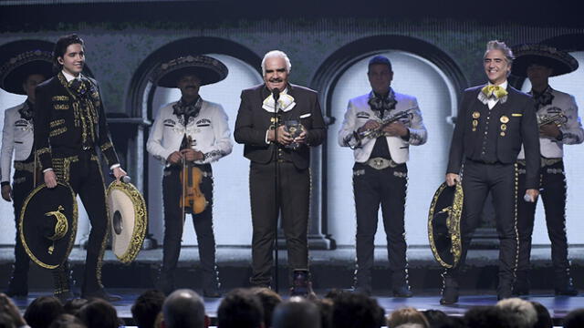 Vicente Fernández alborota los Latin Grammy al reaparecer junto a su clan