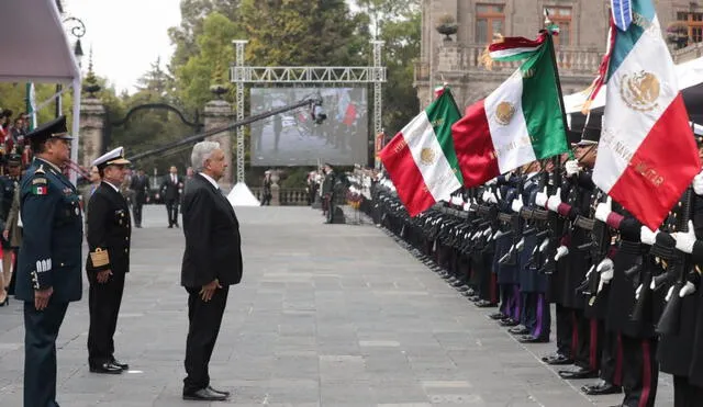 Durante la ceremonia, AMLO rompió el protocolo. (Foto: La Verdad)