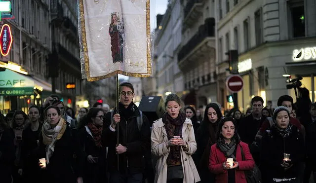 Oraciones, cantos y velas por Notre Dame: la vigilia de los parisinos y turistas [FOTOS]