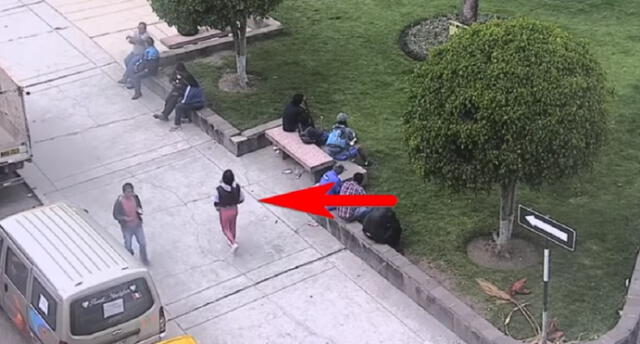 Cámaras de seguridad registraron a la presunta víctima caminando por la plazoleta de La Magdalena. Foto: captura video.