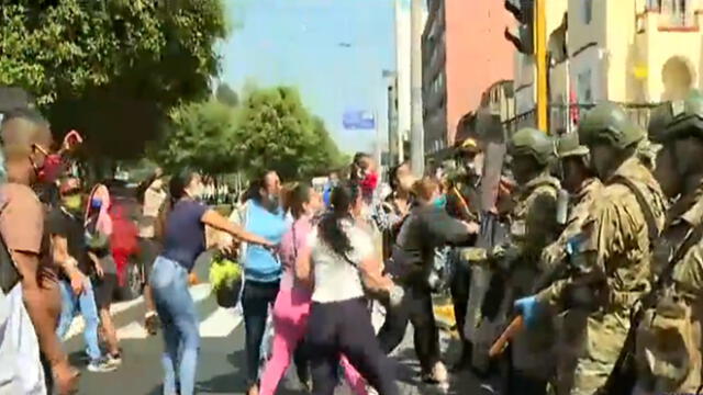 Mujeres habrían intentado burlar el cordón de seguridad. (Foto: Captura de video / Latina Noticias)