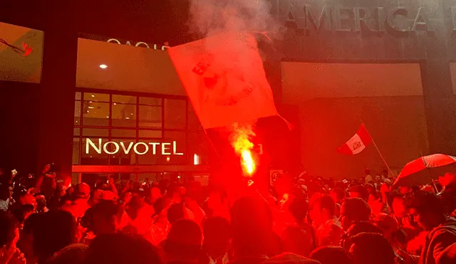 Perú recibe colosal banderazo en los exteriores de su hotel en Brasil [VIDEO]