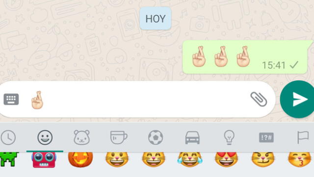 El emoji de los dedos cruzados de WhatsApp se utiliza como un gesto que indica suerte.