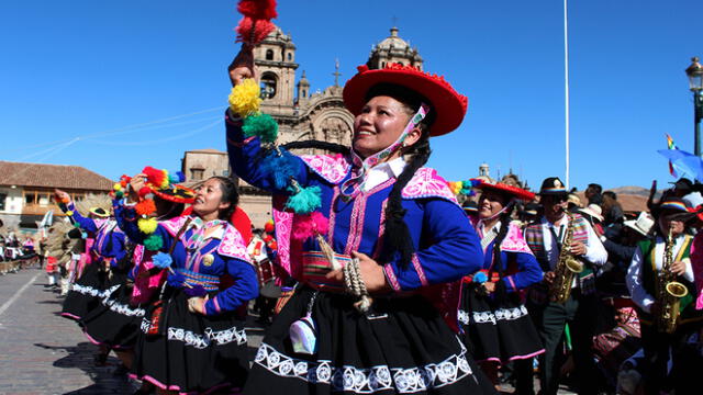 Día jubilar. Autoridades se encargaron de dirigir sus instituciones interpretando danzas típicas de la región. Más de 200 delegaciones participaron en saludo a Cusco.