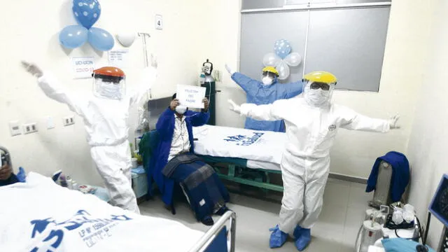 TIk tok.  El baile brasilero ejecutado por dos enfermeras en el hospital de EsSalud Puno. Ayuda a levantar el ánimo a los pacientes contagiados con el virus.